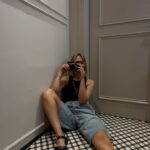 Inês Gutierrez Instagram – Quero ir mais vezes contigo para uma casa de banho tirar polaroids destas @joannacorreia_ ✌️ especialmente se o chão for aos quadradinhos, ok? … 
Amigas & Wc & Fotos: QUEM NUNCA? #girlsbeinggirls #polaroids