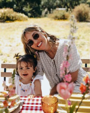 Inês Gutierrez Instagram - Se há coisa que me faz bem à cabeça é ser criança com a minha filha.❤️ Nestas coisas ela é, sem dúvida, a minha melhor companhia, o meu melhor público e a minha gargalhada favorita. E aprendemos tanto, a brincar, juntas 🥹 Passámos um bonito dia da criança mas, para mim, será sempre bebé.🥲
•
#diadacriança #parasemprebebé #sercrianca #serfeliz #brincar #foreverbaby