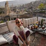 Inês Gutierrez Instagram – Aquilo que tinha ainda para vos mostrar desta viagem à Turquia. Bate-me sempre uma saudade do que vivi passado uns dias de regresso…
1 – Antes de saber que me iam dar um banho, no sentido literal da palavra. Sou fã de massagens, mas os hammams ainda não conhecia. Um banho turco, uma experiência única, ligeiramente constrangedora e diferente de tudo aquilo que já tinha feito.
2 – Pequeno-almoço no hotel incrível onde ficámos na Capadócia, no @lunarcappadociahotel, com o casaco novo que comprei numa loja vintage de rua em Istambul 
3 – A felicidade, a tranquilidade e a beleza de uma passeio de balão na Capadócia
4 – Algures numa gelataria, onde entrei só para escrever o nome da minha filha e onde nem um gelado comi 😂 chamam-se saudades 
5 – O terraço do @lunarcappadociahotel que nos preparou um shooting breakfast (era suposto haver balões atrás de nós mas nesse dia o voo tinha sido cancelado haha)
6 – Tinha que regressar a Istambul para ir ao famoso bairro Fener and Balat, pelo qual me apaixonei 
7 – Porque há rotinas matinais que se mantêm em qualquer sítio do mundo
8 – Quando, a caminho de Şanliurfa, o Driver nos quis levar a um atelier local de cerâmica e tive só dos momentos mais cómicos da minha viagem
9 – Como voltei a Istambul, voltei ao hotel onde já tínhamos estado que é mesmo o meu género, e onde fomos mesmo bem recebidos. @whboutiquehotel, que equipa maravilhosa!
10 – Fener and Balat e aquele sorriso agridoce de quem está no último dia / horas desta viagem.