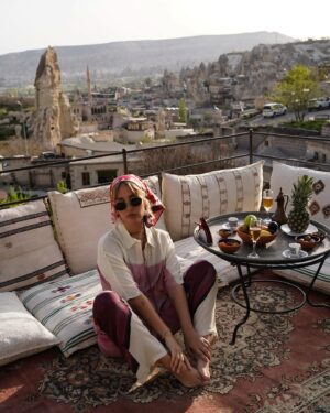 Inês Gutierrez Instagram - Aquilo que tinha ainda para vos mostrar desta viagem à Turquia. Bate-me sempre uma saudade do que vivi passado uns dias de regresso…
1 - Antes de saber que me iam dar um banho, no sentido literal da palavra. Sou fã de massagens, mas os hammams ainda não conhecia. Um banho turco, uma experiência única, ligeiramente constrangedora e diferente de tudo aquilo que já tinha feito.
2 - Pequeno-almoço no hotel incrível onde ficámos na Capadócia, no @lunarcappadociahotel, com o casaco novo que comprei numa loja vintage de rua em Istambul 
3 - A felicidade, a tranquilidade e a beleza de uma passeio de balão na Capadócia
4 - Algures numa gelataria, onde entrei só para escrever o nome da minha filha e onde nem um gelado comi 😂 chamam-se saudades 
5 - O terraço do @lunarcappadociahotel que nos preparou um shooting breakfast (era suposto haver balões atrás de nós mas nesse dia o voo tinha sido cancelado haha)
6 - Tinha que regressar a Istambul para ir ao famoso bairro Fener and Balat, pelo qual me apaixonei 
7 - Porque há rotinas matinais que se mantêm em qualquer sítio do mundo
8 - Quando, a caminho de Şanliurfa, o Driver nos quis levar a um atelier local de cerâmica e tive só dos momentos mais cómicos da minha viagem
9 - Como voltei a Istambul, voltei ao hotel onde já tínhamos estado que é mesmo o meu género, e onde fomos mesmo bem recebidos. @whboutiquehotel, que equipa maravilhosa!
10 - Fener and Balat e aquele sorriso agridoce de quem está no último dia / horas desta viagem.