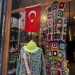 Inês Gutierrez Instagram – Aquilo que tinha ainda para vos mostrar desta viagem à Turquia. Bate-me sempre uma saudade do que vivi passado uns dias de regresso…
1 – Antes de saber que me iam dar um banho, no sentido literal da palavra. Sou fã de massagens, mas os hammams ainda não conhecia. Um banho turco, uma experiência única, ligeiramente constrangedora e diferente de tudo aquilo que já tinha feito.
2 – Pequeno-almoço no hotel incrível onde ficámos na Capadócia, no @lunarcappadociahotel, com o casaco novo que comprei numa loja vintage de rua em Istambul 
3 – A felicidade, a tranquilidade e a beleza de uma passeio de balão na Capadócia
4 – Algures numa gelataria, onde entrei só para escrever o nome da minha filha e onde nem um gelado comi 😂 chamam-se saudades 
5 – O terraço do @lunarcappadociahotel que nos preparou um shooting breakfast (era suposto haver balões atrás de nós mas nesse dia o voo tinha sido cancelado haha)
6 – Tinha que regressar a Istambul para ir ao famoso bairro Fener and Balat, pelo qual me apaixonei 
7 – Porque há rotinas matinais que se mantêm em qualquer sítio do mundo
8 – Quando, a caminho de Şanliurfa, o Driver nos quis levar a um atelier local de cerâmica e tive só dos momentos mais cómicos da minha viagem
9 – Como voltei a Istambul, voltei ao hotel onde já tínhamos estado que é mesmo o meu género, e onde fomos mesmo bem recebidos. @whboutiquehotel, que equipa maravilhosa!
10 – Fener and Balat e aquele sorriso agridoce de quem está no último dia / horas desta viagem.