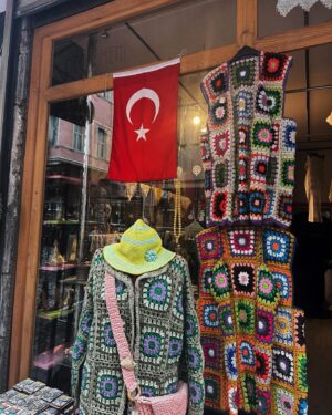 Inês Gutierrez Instagram - Aquilo que tinha ainda para vos mostrar desta viagem à Turquia. Bate-me sempre uma saudade do que vivi passado uns dias de regresso…
1 - Antes de saber que me iam dar um banho, no sentido literal da palavra. Sou fã de massagens, mas os hammams ainda não conhecia. Um banho turco, uma experiência única, ligeiramente constrangedora e diferente de tudo aquilo que já tinha feito.
2 - Pequeno-almoço no hotel incrível onde ficámos na Capadócia, no @lunarcappadociahotel, com o casaco novo que comprei numa loja vintage de rua em Istambul 
3 - A felicidade, a tranquilidade e a beleza de uma passeio de balão na Capadócia
4 - Algures numa gelataria, onde entrei só para escrever o nome da minha filha e onde nem um gelado comi 😂 chamam-se saudades 
5 - O terraço do @lunarcappadociahotel que nos preparou um shooting breakfast (era suposto haver balões atrás de nós mas nesse dia o voo tinha sido cancelado haha)
6 - Tinha que regressar a Istambul para ir ao famoso bairro Fener and Balat, pelo qual me apaixonei 
7 - Porque há rotinas matinais que se mantêm em qualquer sítio do mundo
8 - Quando, a caminho de Şanliurfa, o Driver nos quis levar a um atelier local de cerâmica e tive só dos momentos mais cómicos da minha viagem
9 - Como voltei a Istambul, voltei ao hotel onde já tínhamos estado que é mesmo o meu género, e onde fomos mesmo bem recebidos. @whboutiquehotel, que equipa maravilhosa!
10 - Fener and Balat e aquele sorriso agridoce de quem está no último dia / horas desta viagem.