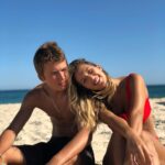 Inês Gutierrez Instagram - O meu @henriquegutierrezz voou para a Austrália 🥹🥲Tenho dois irmãos gémeos, que têm tanta paciência para o Instagram e para a televisão como eu tenho para bricolage e, talvez por isso, não os vejam muito por aqui 🫢 Cresceram comigo, conhecemos o pior e o melhor uns dos outros, somos confidentes e, acima de tudo, muito amigos. Os 10 anos de diferença que temos ou a agenda preenchida de cada um, nunca nos faz esquecer as coisas fortes que vivemos juntos, que nos moldaram... Sentimo-nos um bocadinho uns dos outros, sabem? E mesmo que esteja cada um na sua vida e fiquemos sem falar durante demasiado tempo porque estamos na nossa bolha, irmãos são sempre irmãos. Nada muda. São das poucas pessoas a quem atendo o telefone independentemente do que esteja a fazer, até porque, geralmente, quando me ligam, houve 💩 😎. O @henriquegutierrezz acabou de ter a coragem que eu não tive na idade dele. Trabalhou durante estes últimos meses, junto dinheiro, pegou nas suas malas, tratou de tudo e foi para a Austrália procurar oportunidades, aventura e descoberta. Não sabemos o que o outro lado do mapa lhe reserva, o que é certamente agridoce… Vais ter momentos inesquecíveis, e outros certamente difíceis porque a graça da vida é mesmo essa! E vais voltar cheio de histórias e de mundo... vais descobrir o melhor que há em ti. Como te disse, não há nada melhor (e mais desafiante) do que a mudança: “chego sempre onde quero ir, afastando-me de onde estava”, nunca te esqueças. Faz tudo o que tens a fazer! 🦋 E mana estará por aqui, sempre ❤️ Estou muito orgulhosa.