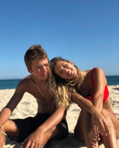 Inês Gutierrez Instagram - O meu @henriquegutierrezz voou para a Austrália 🥹🥲Tenho dois irmãos gémeos, que têm tanta paciência para o Instagram e para a televisão como eu tenho para bricolage e, talvez por isso, não os vejam muito por aqui 🫢 Cresceram comigo, conhecemos o pior e o melhor uns dos outros, somos confidentes e, acima de tudo, muito amigos. Os 10 anos de diferença que temos ou a agenda preenchida de cada um, nunca nos faz esquecer as coisas fortes que vivemos juntos, que nos moldaram... Sentimo-nos um bocadinho uns dos outros, sabem? E mesmo que esteja cada um na sua vida e fiquemos sem falar durante demasiado tempo porque estamos na nossa bolha, irmãos são sempre irmãos. Nada muda. São das poucas pessoas a quem atendo o telefone independentemente do que esteja a fazer, até porque, geralmente, quando me ligam, houve 💩 😎. O @henriquegutierrezz acabou de ter a coragem que eu não tive na idade dele. Trabalhou durante estes últimos meses, junto dinheiro, pegou nas suas malas, tratou de tudo e foi para a Austrália procurar oportunidades, aventura e descoberta. Não sabemos o que o outro lado do mapa lhe reserva, o que é certamente agridoce… Vais ter momentos inesquecíveis, e outros certamente difíceis porque a graça da vida é mesmo essa! E vais voltar cheio de histórias e de mundo... vais descobrir o melhor que há em ti. Como te disse, não há nada melhor (e mais desafiante) do que a mudança: “chego sempre onde quero ir, afastando-me de onde estava”, nunca te esqueças. Faz tudo o que tens a fazer! 🦋 E mana estará por aqui, sempre ❤️ Estou muito orgulhosa.