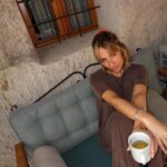 Inês Gutierrez Instagram – Aquilo que tinha ainda para vos mostrar desta viagem à Turquia. Bate-me sempre uma saudade do que vivi passado uns dias de regresso…
1 – Antes de saber que me iam dar um banho, no sentido literal da palavra. Sou fã de massagens, mas os hammams ainda não conhecia. Um banho turco, uma experiência única, ligeiramente constrangedora e diferente de tudo aquilo que já tinha feito.
2 – Pequeno-almoço no hotel incrível onde ficámos na Capadócia, no @lunarcappadociahotel, com o casaco novo que comprei numa loja vintage de rua em Istambul 
3 – A felicidade, a tranquilidade e a beleza de uma passeio de balão na Capadócia
4 – Algures numa gelataria, onde entrei só para escrever o nome da minha filha e onde nem um gelado comi 😂 chamam-se saudades 
5 – O terraço do @lunarcappadociahotel que nos preparou um shooting breakfast (era suposto haver balões atrás de nós mas nesse dia o voo tinha sido cancelado haha)
6 – Tinha que regressar a Istambul para ir ao famoso bairro Fener and Balat, pelo qual me apaixonei 
7 – Porque há rotinas matinais que se mantêm em qualquer sítio do mundo
8 – Quando, a caminho de Şanliurfa, o Driver nos quis levar a um atelier local de cerâmica e tive só dos momentos mais cómicos da minha viagem
9 – Como voltei a Istambul, voltei ao hotel onde já tínhamos estado que é mesmo o meu género, e onde fomos mesmo bem recebidos. @whboutiquehotel, que equipa maravilhosa!
10 – Fener and Balat e aquele sorriso agridoce de quem está no último dia / horas desta viagem.