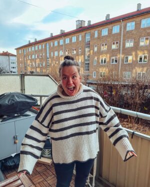 Ina Svenningdal Instagram - Annonse//sponset garn-oppskrift// @dreamknit 🐣 

Assa hallo! Jeg har strikket denne genseren! Jeg tror jeg har strikket drømmegenseren fra @dreamknit ☀️ «pepper sweater» med striper og forskjellige teknikker så ser man kjapt fremgang og den er sååå gøy å strikke! Kommer til å bli en genser for hver dag i uka, hele året☀️

Og jeg skal definitivt prøve strikkeverktøyet deres på hjemmesiden, hvor du kan designe din helt egen genser i det garnet du selv vil strikke i, og lage din helt unike genser/vest!☀️