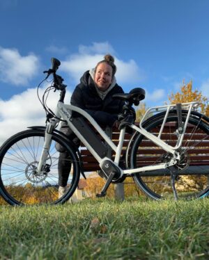 Ina Svenningdal Instagram - Reklame// @buddy.bike 🍁
(Rabattkode følger) 

Hils på BETTYBIKE🤍 
Høsten er kommet for fullt og det er perfekt med litt sol, frisk luft i fjeset og en sykkeltur🍁 

OG med rabattkoden «ina5000» får du nå 5000,- i rabatt på modellen BuddyC6 som jeg har! Som jeg ELSKER! (Koden varer ut Oktober) 🤍 

Og for dere vintersyklister der ute, så har BuddyBike en enkel løsning på deres hjul, så du får kjøpt ekstra trekk med glidelås til både terreng, og med pigger til de ekstra glatte månedene! 🍁 GOD TUR!