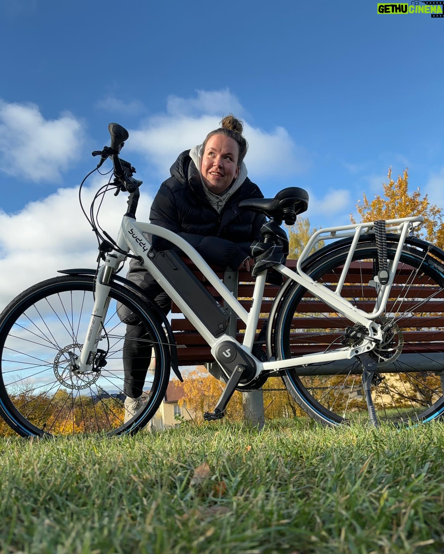 Ina Svenningdal - 785 Likes - Reklame// @buddy.bike 🍁
(Rabattkode følger)
Hils på BETTYBIKE🤍
Høsten er kommet for fullt og det er perfekt med litt sol, frisk luft i fjeset og en sykkeltur🍁
OG med rabattkoden «ina5000» får du nå 5000,- i rabatt på modellen BuddyC6 som jeg har! Som jeg ELSKER! (Koden varer ut Oktober) 🤍
Og for dere vintersyklister der ute, så har BuddyBike en enkel løsning på deres hjul, så du får kjøpt ekstra trekk med glidelås til både terreng, og med pigger til de ekstra glatte månedene! 🍁 GOD TUR!