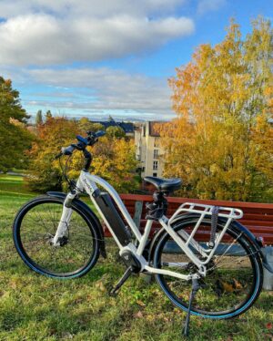 Ina Svenningdal Instagram - Reklame// @buddy.bike 🍁
(Rabattkode følger) 

Hils på BETTYBIKE🤍 
Høsten er kommet for fullt og det er perfekt med litt sol, frisk luft i fjeset og en sykkeltur🍁 

OG med rabattkoden «ina5000» får du nå 5000,- i rabatt på modellen BuddyC6 som jeg har! Som jeg ELSKER! (Koden varer ut Oktober) 🤍 

Og for dere vintersyklister der ute, så har BuddyBike en enkel løsning på deres hjul, så du får kjøpt ekstra trekk med glidelås til både terreng, og med pigger til de ekstra glatte månedene! 🍁 GOD TUR!