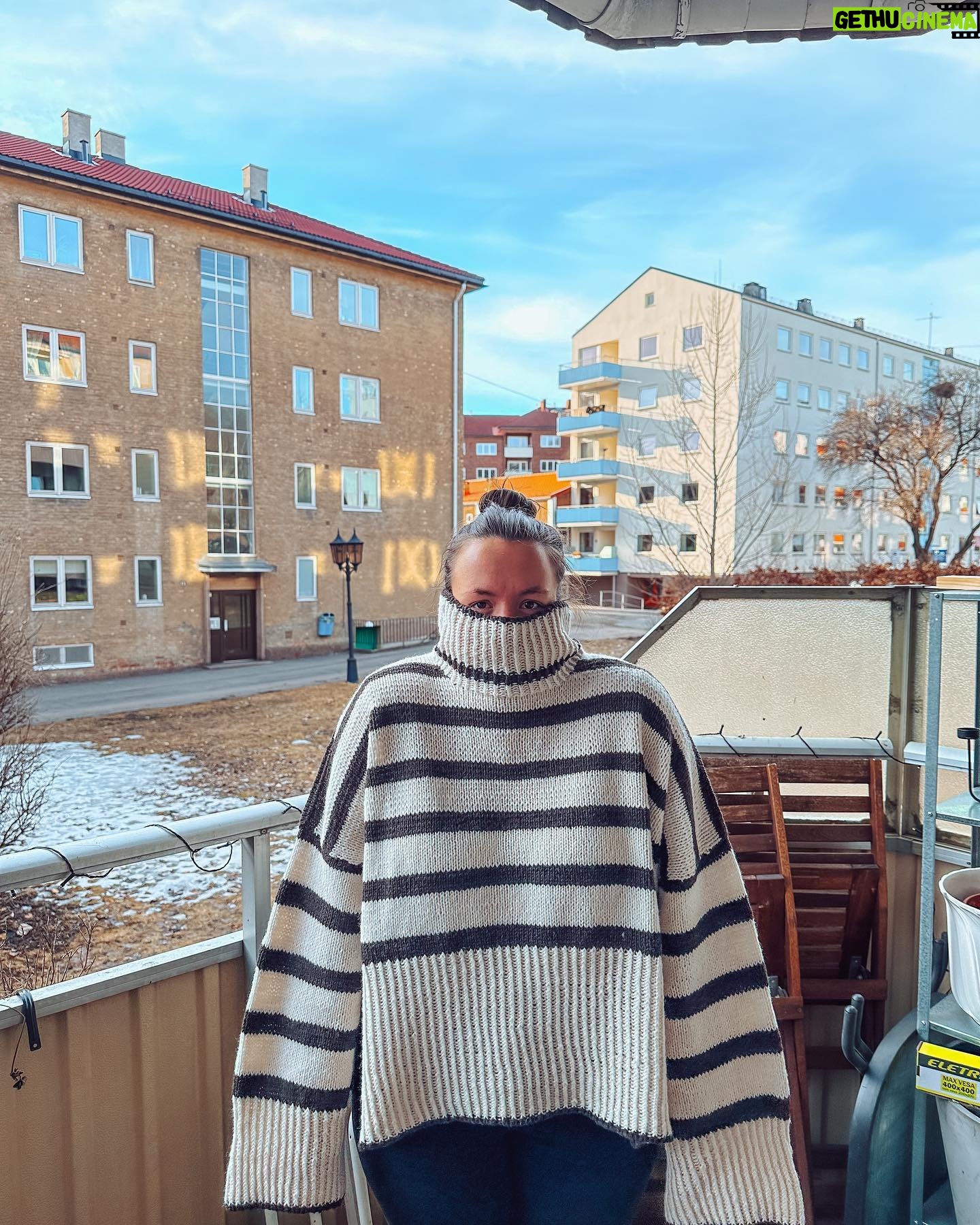 Ina Svenningdal - 1.9K Likes - Annonse//sponset garn-oppskrift// @dreamknit 🐣
Assa hallo! Jeg har strikket denne genseren! Jeg tror jeg har strikket drømmegenseren fra @dreamknit ☀️ «pepper sweater» med striper og forskjellige teknikker så ser man kjapt fremgang og den er sååå gøy å strikke! Kommer til å bli en genser for hver dag i uka, hele året☀️
Og jeg skal definitivt prøve strikkeverktøyet deres på hjemmesiden, hvor du kan designe din helt egen genser i det garnet du selv vil strikke i, og lage din helt unike genser/vest!☀️