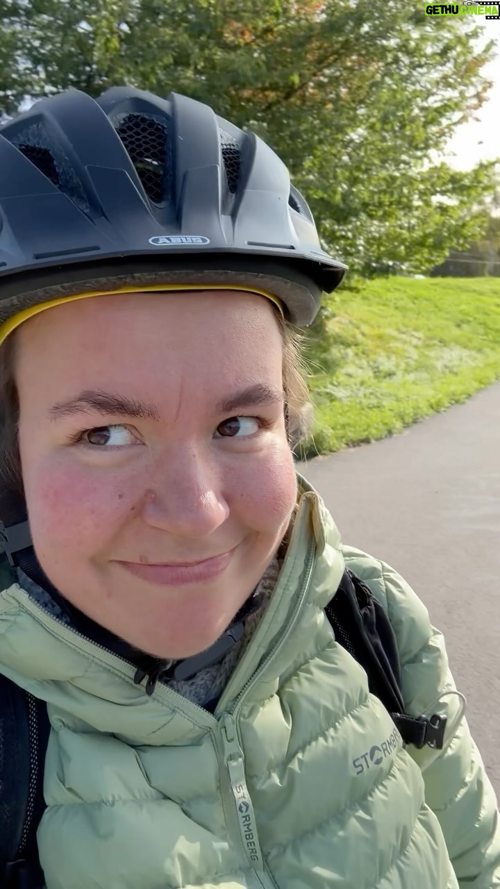 Ina Svenningdal Instagram - Reklame// @buddy.bike For noen uker siden ble jeg frastjålet min kjære Bike Wazowski 😭 og han er fortsatt ute på eventyr… MEN, jeg har vært hos Buddy Bike igjen og kjøpt med meg denne vakre skapningen hjem, og jeg ELSKER henne! ❤️ Og hun trenger også et navn?? FORSLAG???