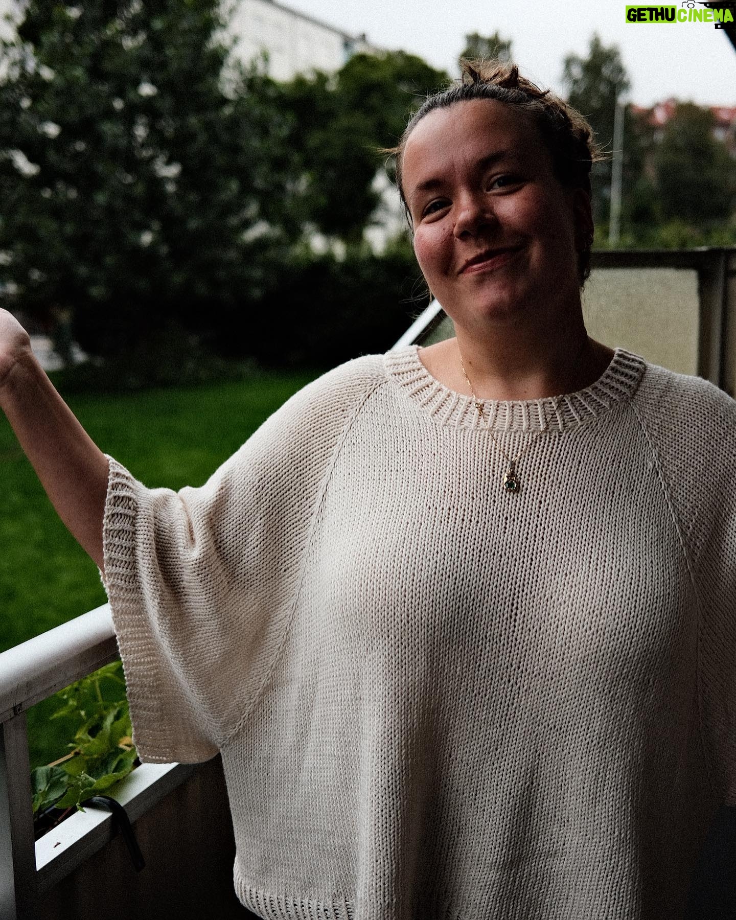Ina Svenningdal Instagram - Ad// @dreamknit HAPPY KNITTER!!🥹 Jeg har laget egen genser i designerverktøyet til dreamknit og fått akkurat det jeg ønsker meg, i det mest perfekte garnet fra @un_told.no «cotton merino»🩷 OG jeg har lært meg å «blokke» strikketøy! Det er den BESTE hacken, og det blir så pent! Count the stitches if u dare!!