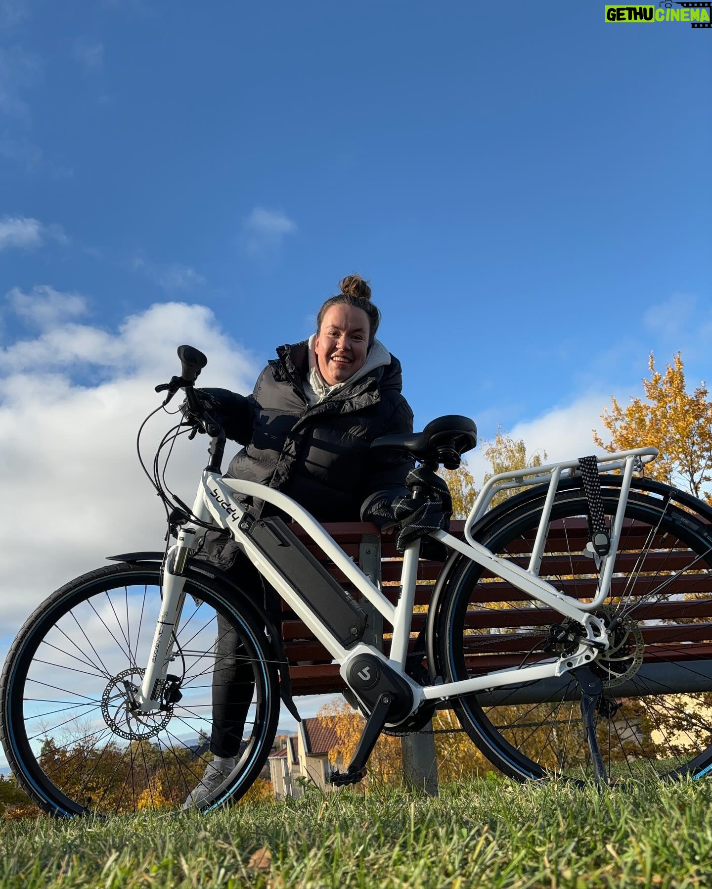 Ina Svenningdal - 785 Likes - Reklame// @buddy.bike 🍁
(Rabattkode følger)
Hils på BETTYBIKE🤍
Høsten er kommet for fullt og det er perfekt med litt sol, frisk luft i fjeset og en sykkeltur🍁
OG med rabattkoden «ina5000» får du nå 5000,- i rabatt på modellen BuddyC6 som jeg har! Som jeg ELSKER! (Koden varer ut Oktober) 🤍
Og for dere vintersyklister der ute, så har BuddyBike en enkel løsning på deres hjul, så du får kjøpt ekstra trekk med glidelås til både terreng, og med pigger til de ekstra glatte månedene! 🍁 GOD TUR!