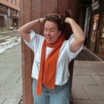 Ina Svenningdal Instagram - Samarbeid// @dreamknit Jeg har vært så heldig å få lage dette skjerfet sammen med @dreamknit 🧡 «Frosty Scarf» er enkelt å strikke på veien, eller et prosjekt for sofakveldene, og er helt perfekt nå mot våren🧡 Klikk deg inn på linken i bio for å se og kjøpe oppskrift🧡