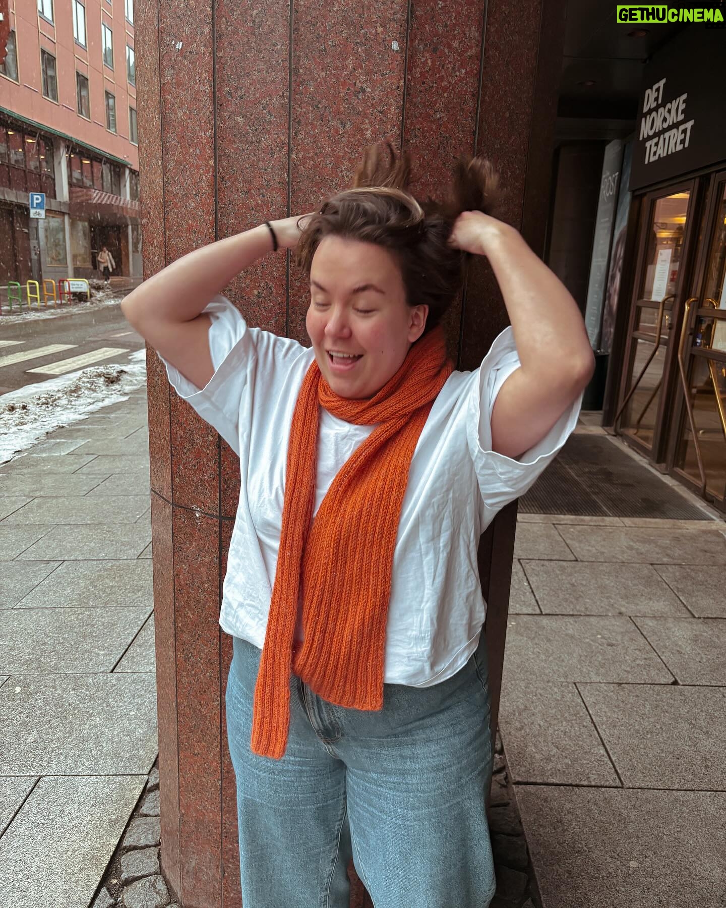 Ina Svenningdal - 1.3K Likes - Samarbeid// @dreamknit
Jeg har vært så heldig å få lage dette skjerfet sammen med @dreamknit 🧡
«Frosty Scarf» er enkelt å strikke på veien, eller et prosjekt for sofakveldene, og er helt perfekt nå mot våren🧡
Klikk deg inn på linken i bio for å se og kjøpe oppskrift🧡
