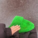 Ina Svenningdal Instagram – Reklame// @dreamknit 💚 
vinteren varer og varer, men heldigvis har vi ting som kan holde oss varme! 

Hos @dreamknit kan man enkelt designe sin egen lue (og genser) i det garnet man selv ønsker, og det er en perfekt mulighet til å få unna litt restegarn💚 

Med koden «INA25» for du 25% rabatt ut helgen i nettbutikken, så du kan lage det du selv ønsker av strikkegodis💚