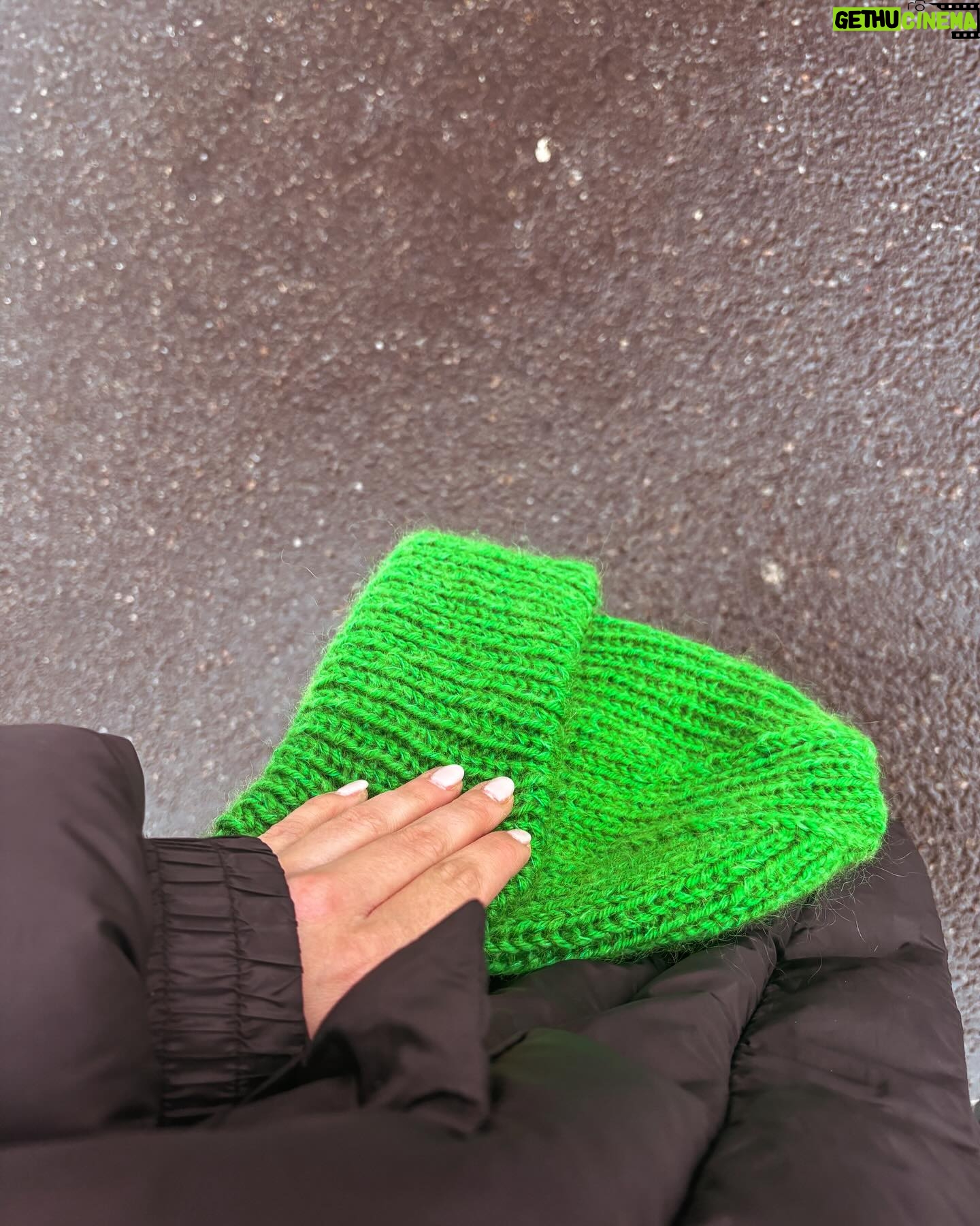 Ina Svenningdal Instagram - Reklame// @dreamknit 💚 vinteren varer og varer, men heldigvis har vi ting som kan holde oss varme! Hos @dreamknit kan man enkelt designe sin egen lue (og genser) i det garnet man selv ønsker, og det er en perfekt mulighet til å få unna litt restegarn💚 Med koden «INA25» for du 25% rabatt ut helgen i nettbutikken, så du kan lage det du selv ønsker av strikkegodis💚
