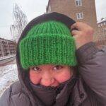 Ina Svenningdal Instagram – Reklame// @dreamknit 💚 
vinteren varer og varer, men heldigvis har vi ting som kan holde oss varme! 

Hos @dreamknit kan man enkelt designe sin egen lue (og genser) i det garnet man selv ønsker, og det er en perfekt mulighet til å få unna litt restegarn💚 

Med koden «INA25» for du 25% rabatt ut helgen i nettbutikken, så du kan lage det du selv ønsker av strikkegodis💚