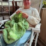 Ina Svenningdal Instagram – 💚🤍Gamlemor som strikker på en genser i sin hjemmestrikkede genser🤍💚// sponset garn