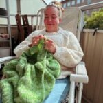 Ina Svenningdal Instagram - 💚🤍Gamlemor som strikker på en genser i sin hjemmestrikkede genser🤍💚// sponset garn