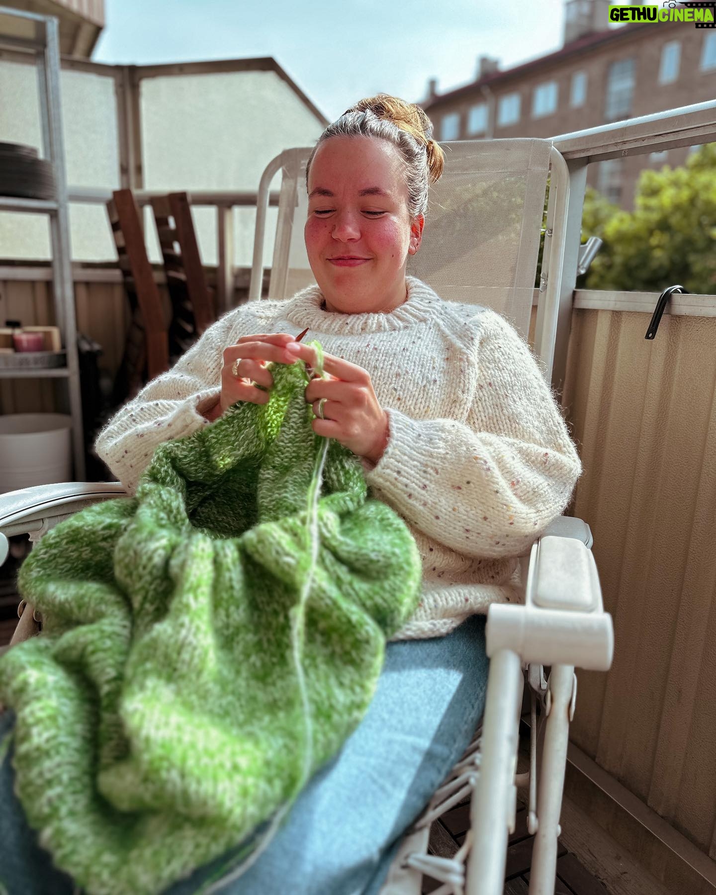 Ina Svenningdal - 3.3K Likes - 💚🤍Gamlemor som strikker på en genser i sin hjemmestrikkede genser🤍💚// sponset garn