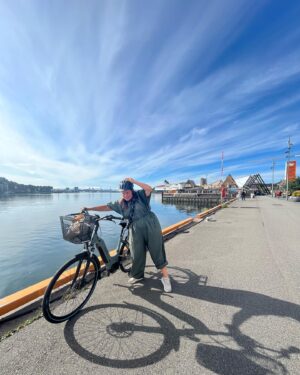 Ina Svenningdal Instagram - ✨ Reklame// @buddy.bike ✨

Bike Wazovski på nye eventyr! 
Alle fordelene jeg får med denne elsykkelen er gull verdt! 

• god trening som er kjempegøy, og ingen distanse er for lang lenger. 

• det er billig i drift og MILJØVENLIG ikke minst! 

…. Og ingen bilkø❤️ (men husk HJELM og vær alltid trygg i trafikken, og ta hensyn)