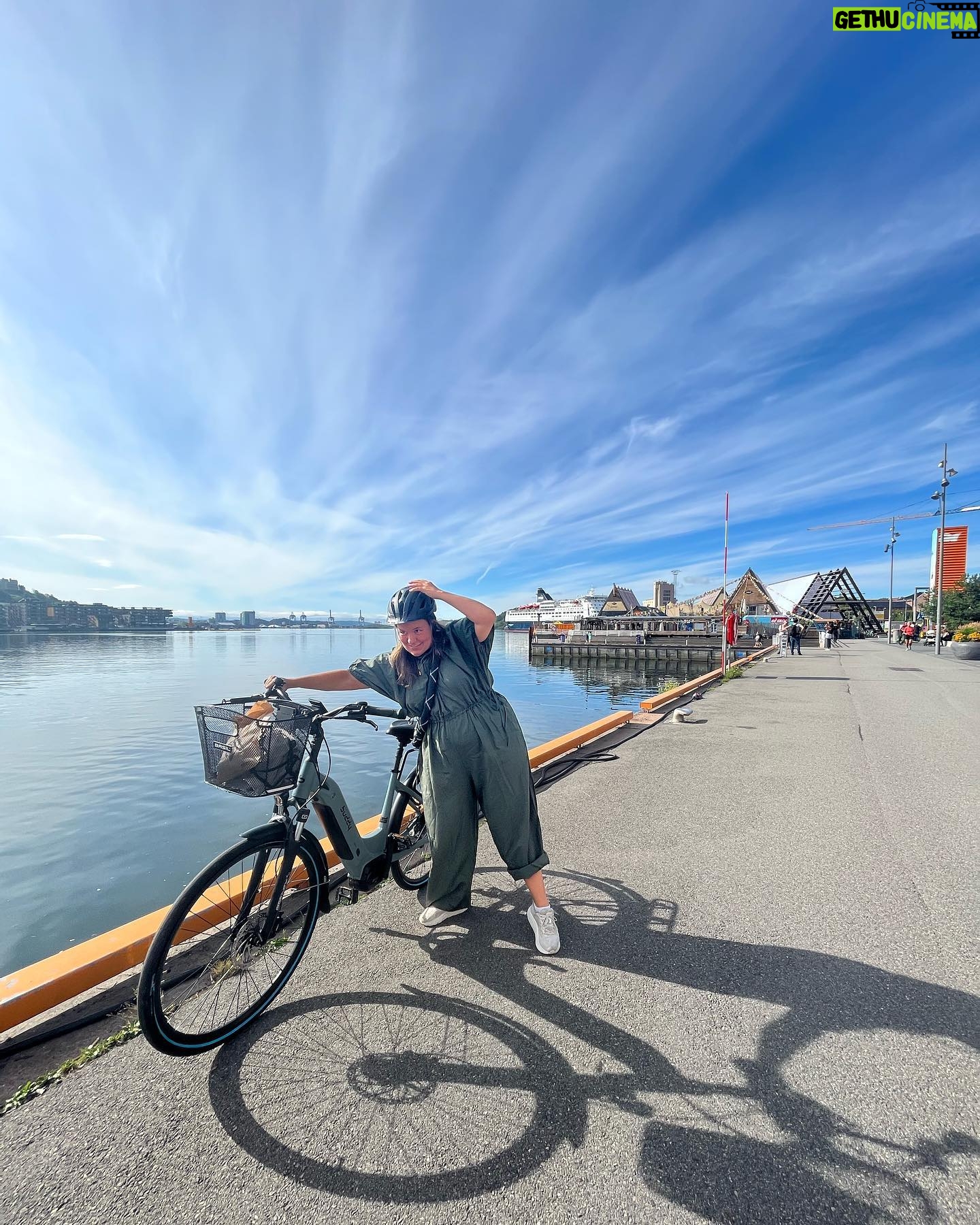 Ina Svenningdal - 1.4K Likes - ✨ Reklame// @buddy.bike ✨
Bike Wazovski på nye eventyr!
Alle fordelene jeg får med denne elsykkelen er gull verdt!
• god trening som er kjempegøy, og ingen distanse er for lang lenger.
• det er billig i drift og MILJØVENLIG ikke minst!
…. Og ingen bilkø❤️ (men husk HJELM og vær alltid trygg i trafikken, og ta hensyn)