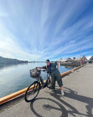 Ina Svenningdal Instagram - ✨ Reklame// @buddy.bike ✨

Bike Wazovski på nye eventyr! 
Alle fordelene jeg får med denne elsykkelen er gull verdt! 

• god trening som er kjempegøy, og ingen distanse er for lang lenger. 

• det er billig i drift og MILJØVENLIG ikke minst! 

…. Og ingen bilkø❤️ (men husk HJELM og vær alltid trygg i trafikken, og ta hensyn)