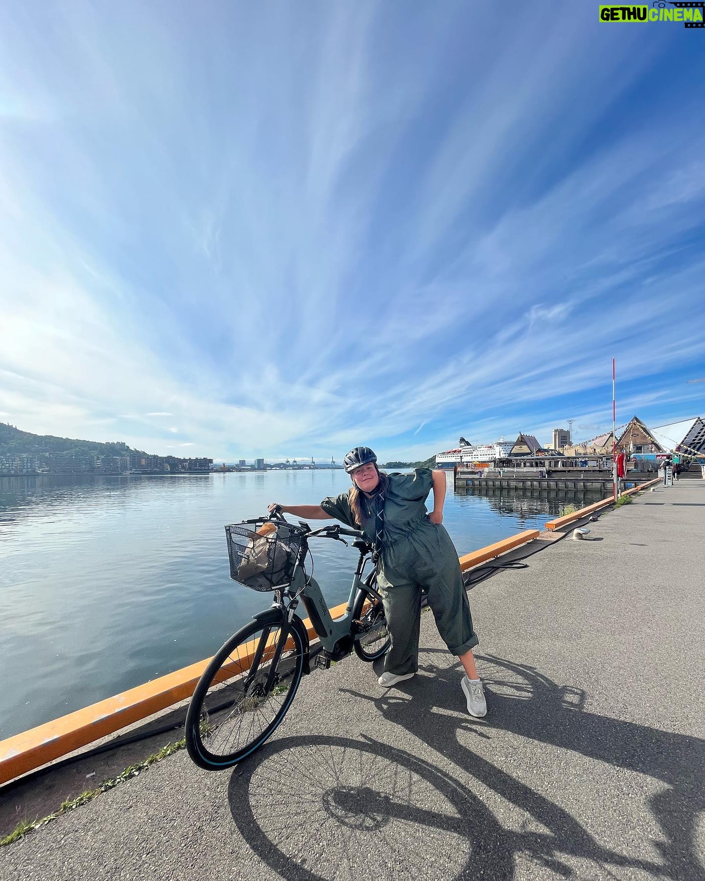 Ina Svenningdal - 1.4K Likes - ✨ Reklame// @buddy.bike ✨
Bike Wazovski på nye eventyr!
Alle fordelene jeg får med denne elsykkelen er gull verdt!
• god trening som er kjempegøy, og ingen distanse er for lang lenger.
• det er billig i drift og MILJØVENLIG ikke minst!
…. Og ingen bilkø❤️ (men husk HJELM og vær alltid trygg i trafikken, og ta hensyn)