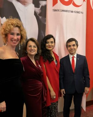 İnci Türkay Instagram - Cumhuriyetimizin 100.yılını büyük bir coşkuyla ve gururla kutladık🇹🇷🇹🇷🇹🇷🇹🇷
Yaşasın Cumhuriyet🇹🇷🇹🇷🇹🇷