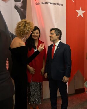 İnci Türkay Instagram - Cumhuriyetimizin 100.yılını büyük bir coşkuyla ve gururla kutladık🇹🇷🇹🇷🇹🇷🇹🇷
Yaşasın Cumhuriyet🇹🇷🇹🇷🇹🇷