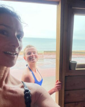 Indira Varma Instagram - The absolute best day @soulwatersauna #portobellobeach 
Icy sea dips, Karel smacking us with birch twigs, felt elf hats, and clove scented steam… then a fire on the beach and delicious fishy feast at #Shrimpwreck

Thank you Edinburgh you’ve been ace 🏴󠁧󠁢󠁳󠁣󠁴󠁿