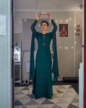 Indira Varma Instagram - Today is thought to be William Shakespeare's birthday so I am celebrating the best way I know, with a photograph I took of Indira Varma on a recent visit backstage to The Scottish Play. 👑

@indiravarma 
@macbeth_theshow 

With special thanks to Tom McCormack. 
Photo #FredericAranda