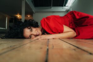 Indira Varma Instagram - ‘Her Lady Macbeth Reigns over the stage.’ 
@indiravarma speaks to the @washingtonpost as Macbeth reaches Washington DC for its final leg of the tour. 

#portrait by @misanharriman 
#styling by @rosefordestudio 
#makeup by @justinejenkins 
#hair by @pauldonovanhair 
#words by @thomaslfloyd 

#indiravarma #macbeth #washingtondc #ladymacbeth #shakespeare #tragedy #ralphfiennes #williamshakespeare