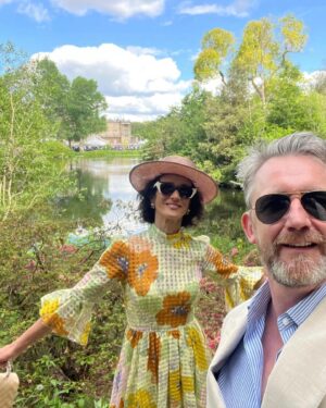 Indira Varma Instagram - Afternoon tea at Bucky Palace celebrating Uk creative Arts invited by @royalacademyofdramaticart 

I’ve never see so many ladies in hats and fascinators; such impeccably slug free Hostas and actual Beefeaters doing their thing.
I didn’t see any of the Royals as I was entranced by the gardens and cake and seeing lovely friends….
@debs_paterson @madamaustin @lolita.chakrabarti @sabinaharper accompanied by CT💛💚🩷

Thank you @katesinclair___ 
For sorting appropriate wear-
👗 @alemais.official & @ardunnagency 
🥿 @louboutinworld 
💼 @jimmychoo 
👒 @jtmillinery 
💎 @rogervivier 

My 😎 @carlacolour