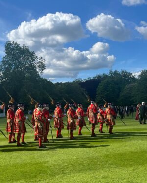 Indira Varma Instagram - Afternoon tea at Bucky Palace celebrating Uk creative Arts invited by @royalacademyofdramaticart 

I’ve never see so many ladies in hats and fascinators; such impeccably slug free Hostas and actual Beefeaters doing their thing.
I didn’t see any of the Royals as I was entranced by the gardens and cake and seeing lovely friends….
@debs_paterson @madamaustin @lolita.chakrabarti @sabinaharper accompanied by CT💛💚🩷

Thank you @katesinclair___ 
For sorting appropriate wear-
👗 @alemais.official & @ardunnagency 
🥿 @louboutinworld 
💼 @jimmychoo 
👒 @jtmillinery 
💎 @rogervivier 

My 😎 @carlacolour
