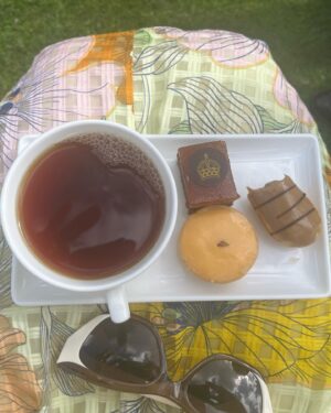 Indira Varma Instagram - Afternoon tea at Bucky Palace celebrating Uk creative Arts invited by @royalacademyofdramaticart 

I’ve never see so many ladies in hats and fascinators; such impeccably slug free Hostas and actual Beefeaters doing their thing.
I didn’t see any of the Royals as I was entranced by the gardens and cake and seeing lovely friends….
@debs_paterson @madamaustin @lolita.chakrabarti @sabinaharper accompanied by CT💛💚🩷

Thank you @katesinclair___ 
For sorting appropriate wear-
👗 @alemais.official & @ardunnagency 
🥿 @louboutinworld 
💼 @jimmychoo 
👒 @jtmillinery 
💎 @rogervivier 

My 😎 @carlacolour