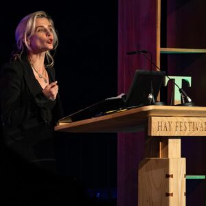 Indira Varma Instagram - @hayfestival -an afternoon of poetry that opens the heart and comforts the weary 
with the brilliant @williamsieghart prescribing @poetry_pharmacy_  chaired by the incredible @boycottrosie 
Readers- glorious @dwanlisa, @tim_rice_words & me.

Thanks to our incredible hosts  and to @o_pioneersuk for my lovely dress- delivering summer when the weather doesn’t…🌞