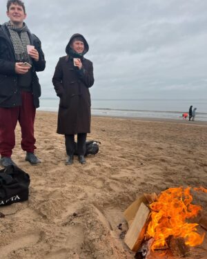 Indira Varma Instagram - The absolute best day @soulwatersauna #portobellobeach 
Icy sea dips, Karel smacking us with birch twigs, felt elf hats, and clove scented steam… then a fire on the beach and delicious fishy feast at #Shrimpwreck

Thank you Edinburgh you’ve been ace 🏴󠁧󠁢󠁳󠁣󠁴󠁿