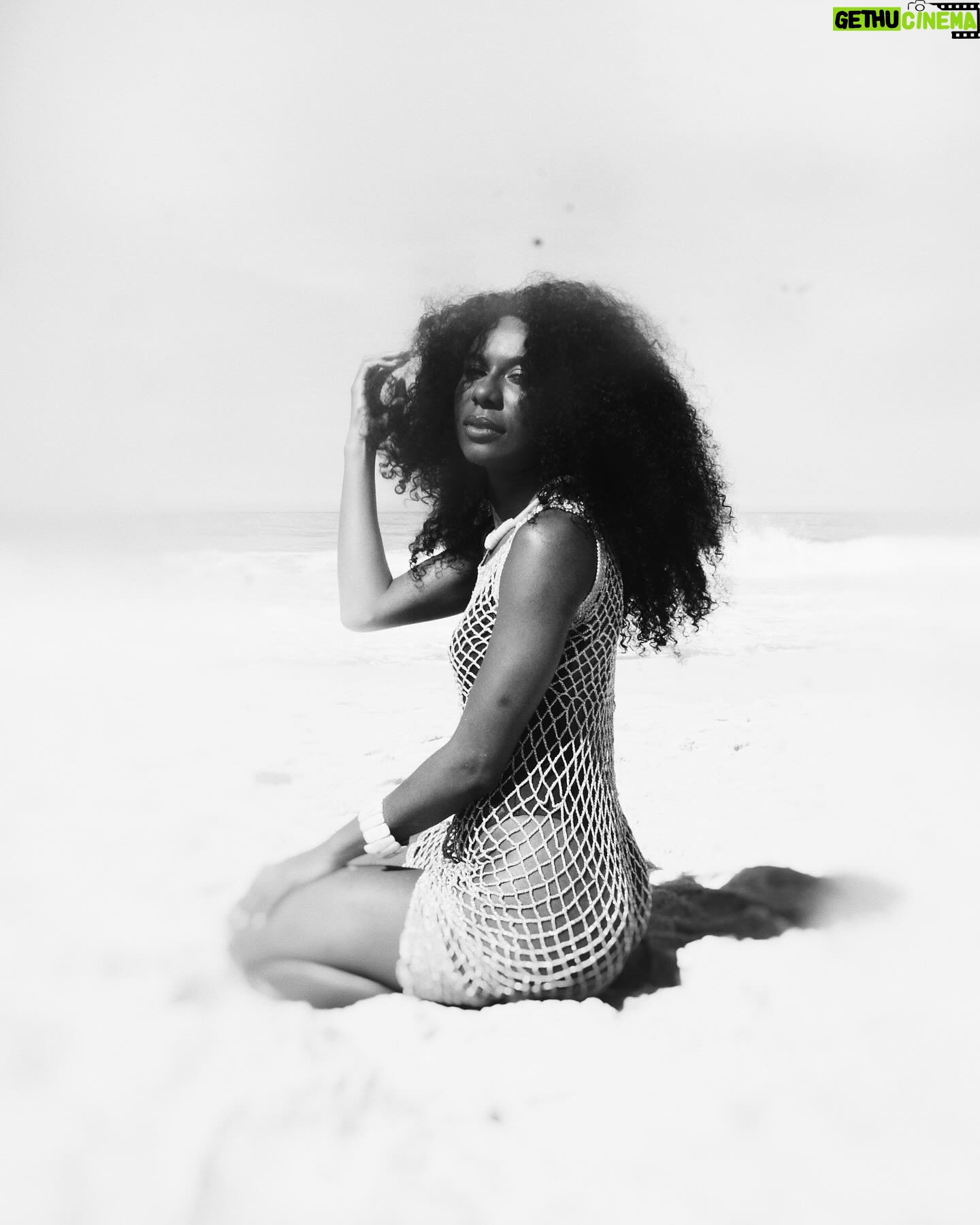 Indira Nascimento Instagram - Qualquer gota de amor afoga, faço um oceano dentro.... 🌊🩵 @luedjiluna . Photo @lucaolucaolucaolucao Beauty @jhmmonteiro Stylist @luanadesa Assistant @raissaisx Producer @rhaianysoares