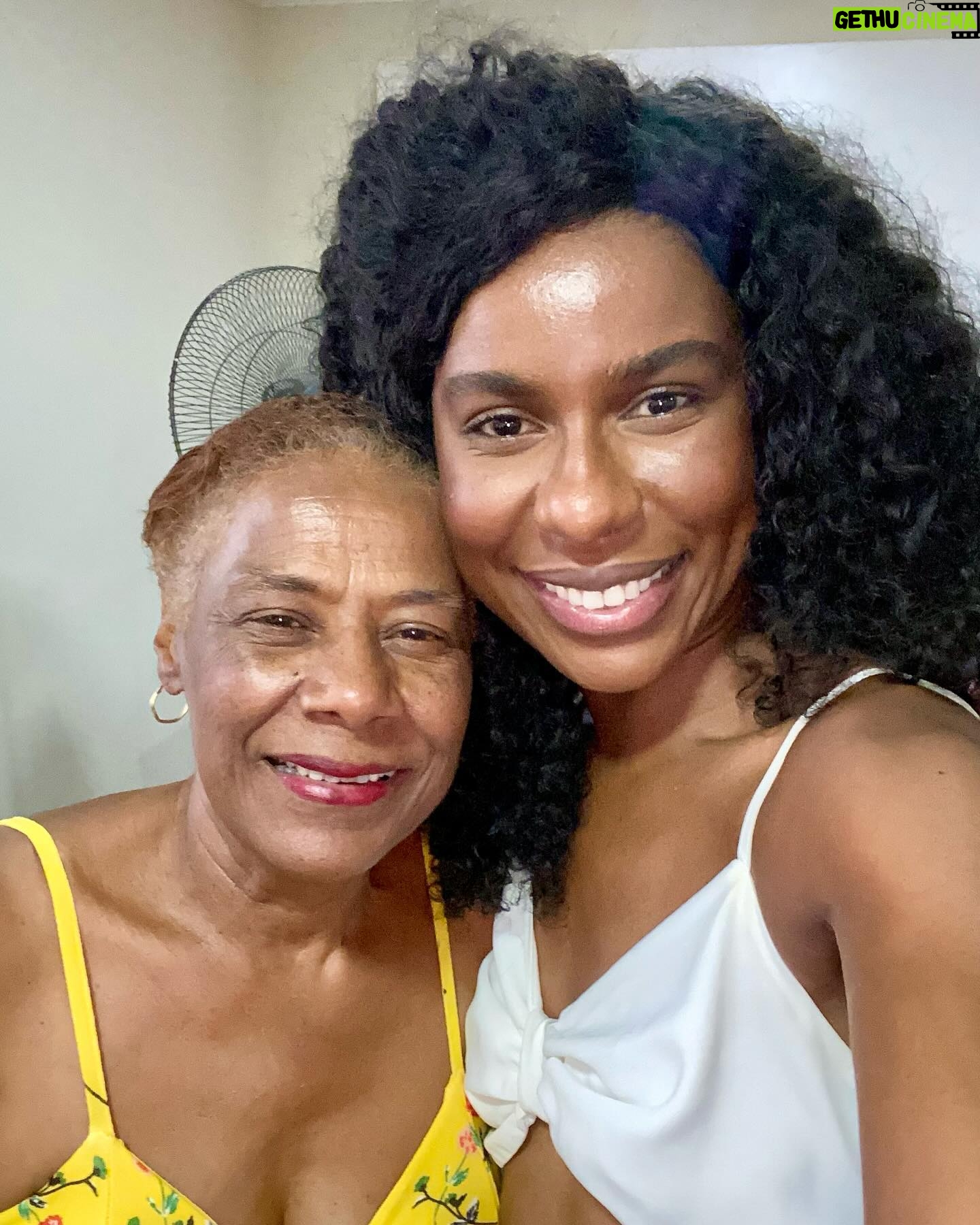 Indira Nascimento Instagram - Hoje é o segundo domingo do mês de maio e vocês sabem que essa data é muito especial, né?! Afinal, é dia de celebrar as mulheres que nos deram a vida. Compartilhar momentos como esses com minha mãe e minha família me fazem muito mais feliz e mais forte. Mãezinha, te celebro todos os dias. Teu amor é o maior e melhor amor do mundo!!! Muito obrigada!! Deixo aqui meu carinho e meu abraço para todas as mamães do Brasil. ♥️