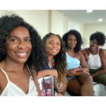Indira Nascimento Instagram – Hoje é o segundo domingo do mês de maio e vocês sabem que essa data é muito especial, né?! Afinal, é dia de celebrar as mulheres que nos deram a vida. Compartilhar momentos como esses com minha mãe e minha família me fazem muito mais feliz e mais forte.
Mãezinha, te celebro todos os dias. Teu amor é o maior e melhor amor do mundo!!! Muito obrigada!! Deixo aqui meu carinho e meu abraço para todas as mamães do Brasil. ♥️