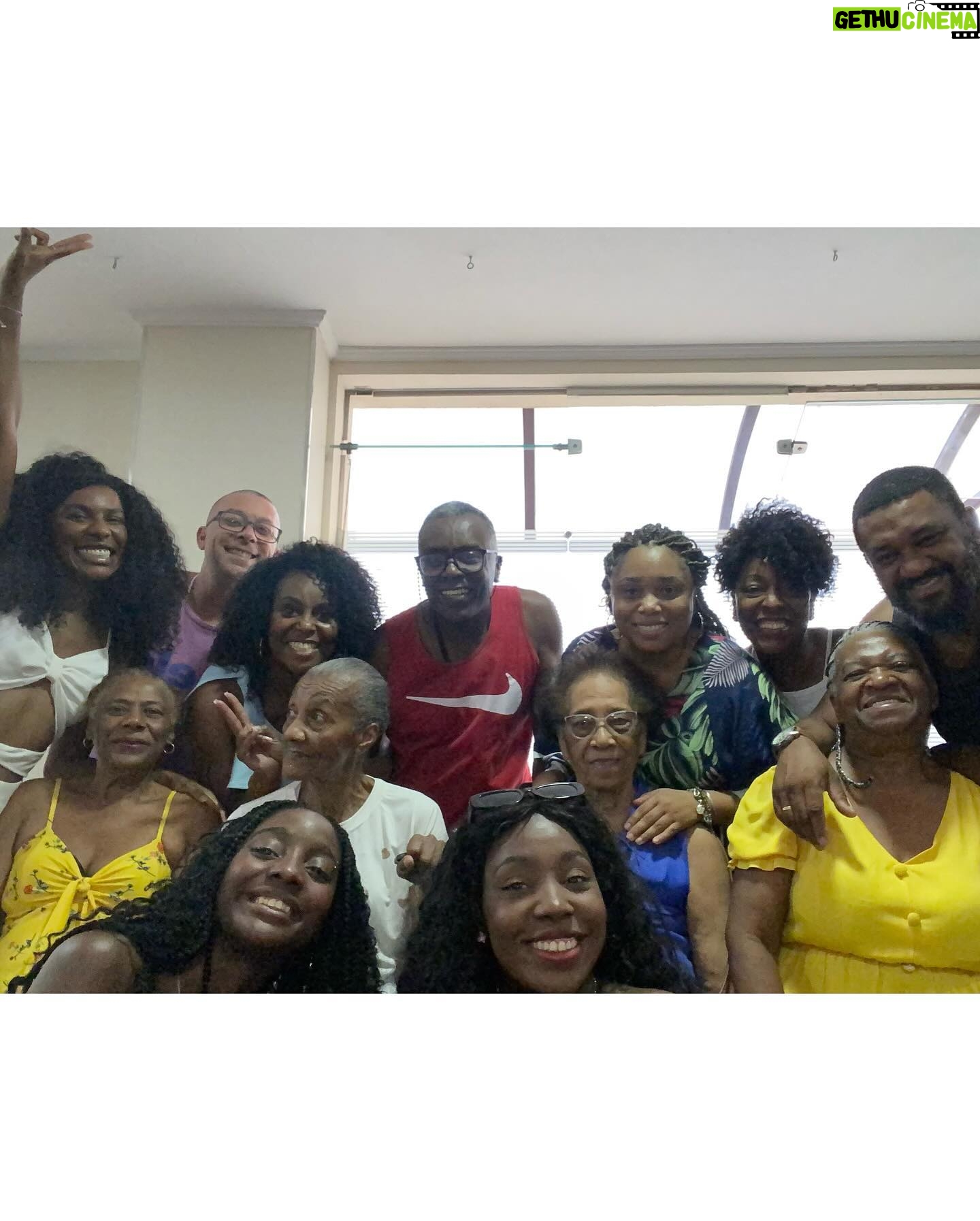 Indira Nascimento Instagram - Hoje é o segundo domingo do mês de maio e vocês sabem que essa data é muito especial, né?! Afinal, é dia de celebrar as mulheres que nos deram a vida. Compartilhar momentos como esses com minha mãe e minha família me fazem muito mais feliz e mais forte. Mãezinha, te celebro todos os dias. Teu amor é o maior e melhor amor do mundo!!! Muito obrigada!! Deixo aqui meu carinho e meu abraço para todas as mamães do Brasil. ♥️