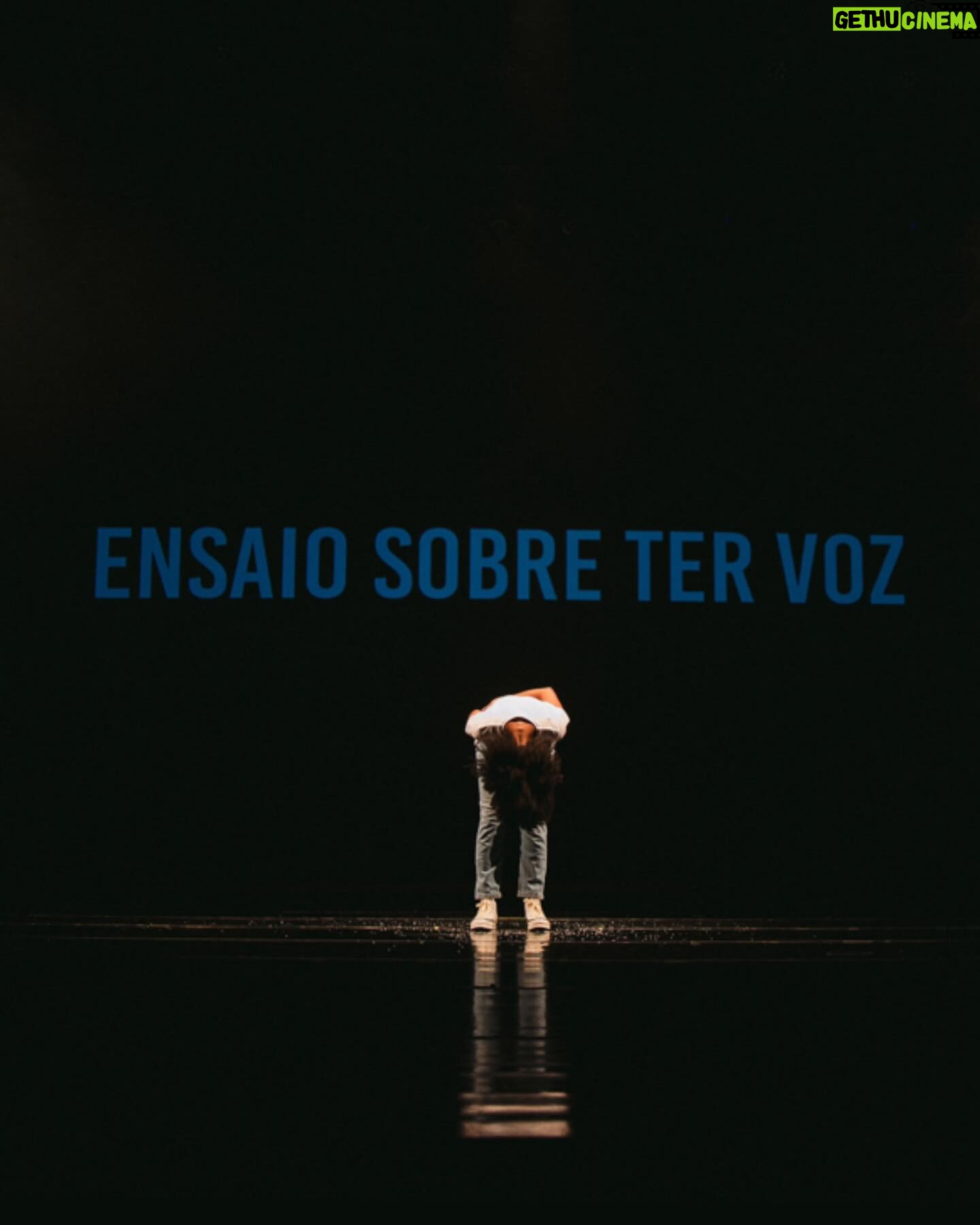 Indira Nascimento Instagram - DIA MUNDIAL DO TEATRO, e eu não poderia deixar de falar para vocês da minha peça, ENSAIO SOBRE TER VOZ. O TEATRO é o meu lugar preferido no mundo, é lá que a Magia e a Cura da nossa alma acontece. Viva o TEATRO, hoje e para todo sempre!