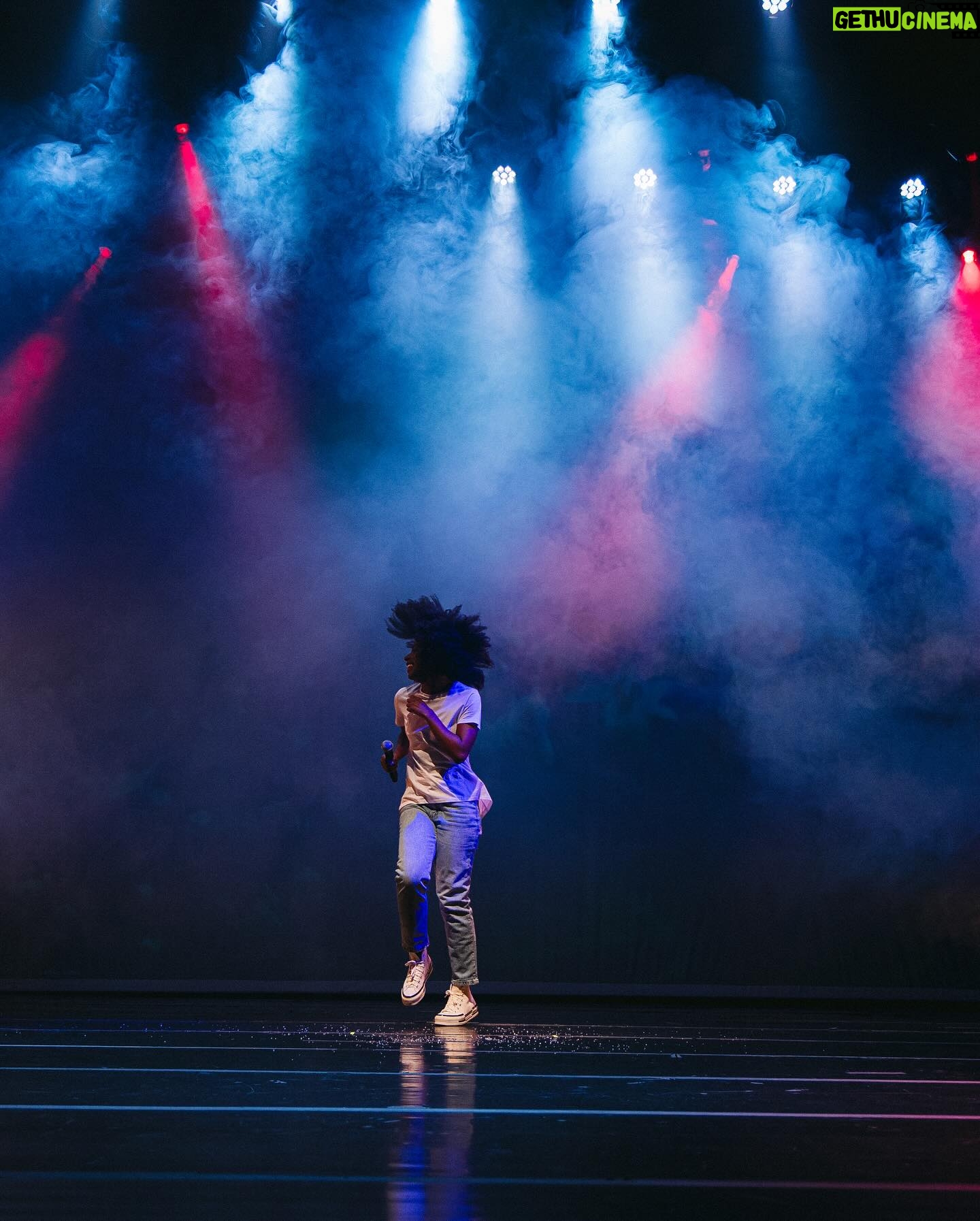 Indira Nascimento Instagram - DIA MUNDIAL DO TEATRO, e eu não poderia deixar de falar para vocês da minha peça, ENSAIO SOBRE TER VOZ. O TEATRO é o meu lugar preferido no mundo, é lá que a Magia e a Cura da nossa alma acontece. Viva o TEATRO, hoje e para todo sempre!