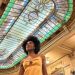 Indira Nascimento Instagram - Aproveitei o dia de folga para visitar a @confeitariacolombo no centro do Rio de Janeiro, uma das 10 confeitarias mais bonitas do mundo. Além claro, dos cafés deliciosos, é possível também visitar o segundo andar com um acervo de louças, fotos, cardápios antigos, etc. No terceiro andar também tem um mini cinema, super fofo, onde é possível pode assistir um breve documentário sobre a história do lugar. Vale muito o passeio!! E você, ficou a fim de viver essa experiência?! Me conta!
