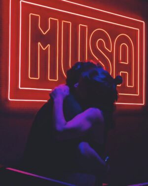 Inês Lopes Gonçalves Instagram - Obrigada à @musademarvila e a quem foi dançar connosco ontem por nos aceitarem, amarem e respeitarem como os djs medíocres, porém bem intencionados (e bem exibicionistas, pelos vistos) que fomos. 
E ao @ivocosta, muso de todos os dias, rei do groove, mestre dos moves, "you are the apple of my eye" ❤️