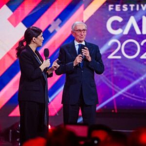 Inês Lopes Gonçalves Instagram - Até ao momento ainda não foi possível apurar quem estava mais feliz: se a Inês de sábado que subiu ao palco do @festivaldacancao.rtp com Júlio Isidro, se a Inês de 1989 no Pão de Açúcar de Alfragide, estarrecida com a evidência de que Júlio Isidro não só era mesmo uma pessoa real como lhe assinou o seu "Histórias do Tio Julião". 
Disse-me assim, nunca mais me esqueci: "a minha filha também se chama Inês". Mal sabia que ia passar a ter duas.