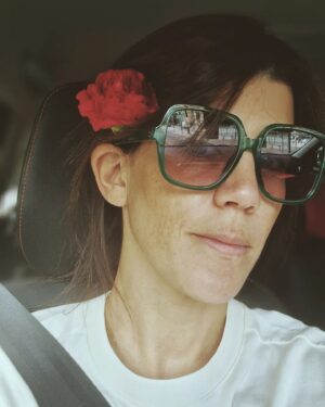 Inês Lopes Gonçalves Instagram - Logo nos 50 anos do dia mais bonito de todos não pude, com muita pena, descer a Avenida mas ainda consegui ir cheirar um bocadinho o Marquês. Vim embora a andar no sentido contrário da multidão mas deixei lá os pequenos, que é o que Abril mais precisa: entranhar-se nos que hão-de continuar a descer a Avenida nos próximos 50 e sempre. Com ou sem pesca.