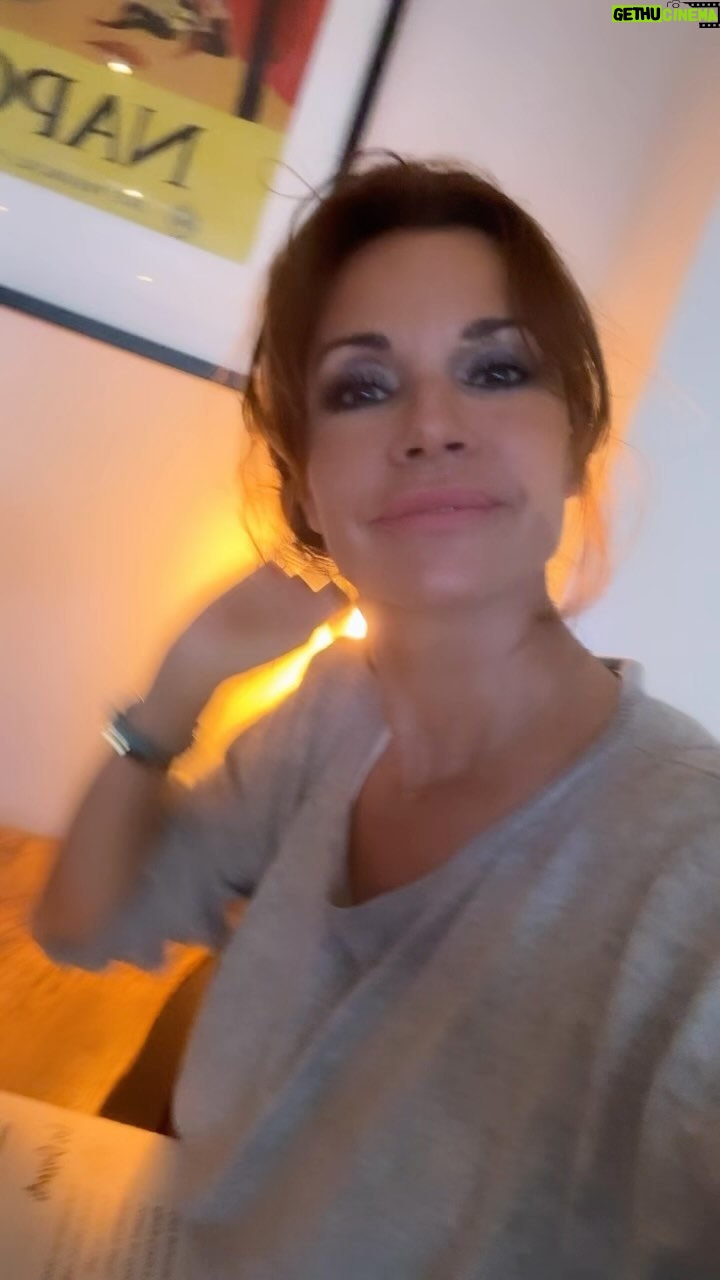 Ingrid Chauvin Instagram - On dirait pas comme ça , mais … réunion de travail ! On pose sur la table, nos envies , nos projets en cours sur l evolution de la gamme Mademoiselle Chauvin , nos essais , les échantillons très concluants que l on espère pouvoir vous proposer prochainement 🙃 Les stocks , les fabrications , les recherches , les designs , la manutention . On gère à 2 , le travail est colossal , mais il est égal à notre plaisir . Douce soirée ✨ @philippewarrin #projet
